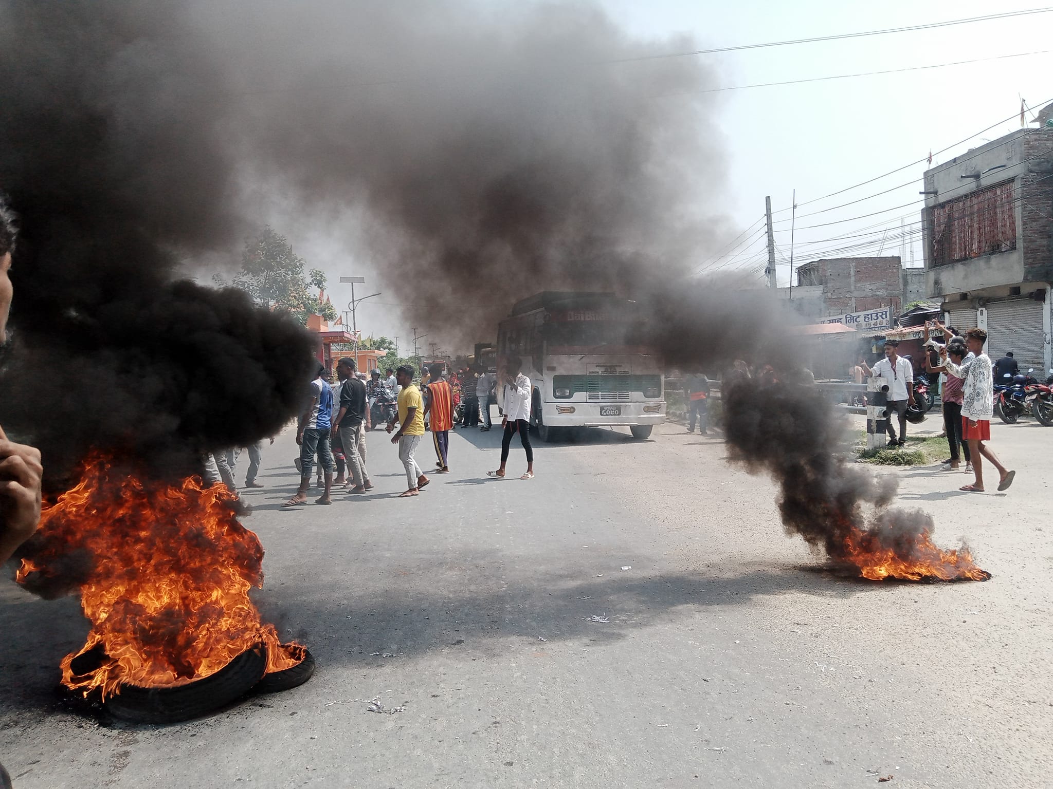 Stateless youths burn tires on Sindhuli-Bhittamod Highway in Mahendranagar of Dhanusha district, demanding implementation of Citizenship Amendments on June 5, 2023 | Snapgrab via Facebook/Sanjay Kumar