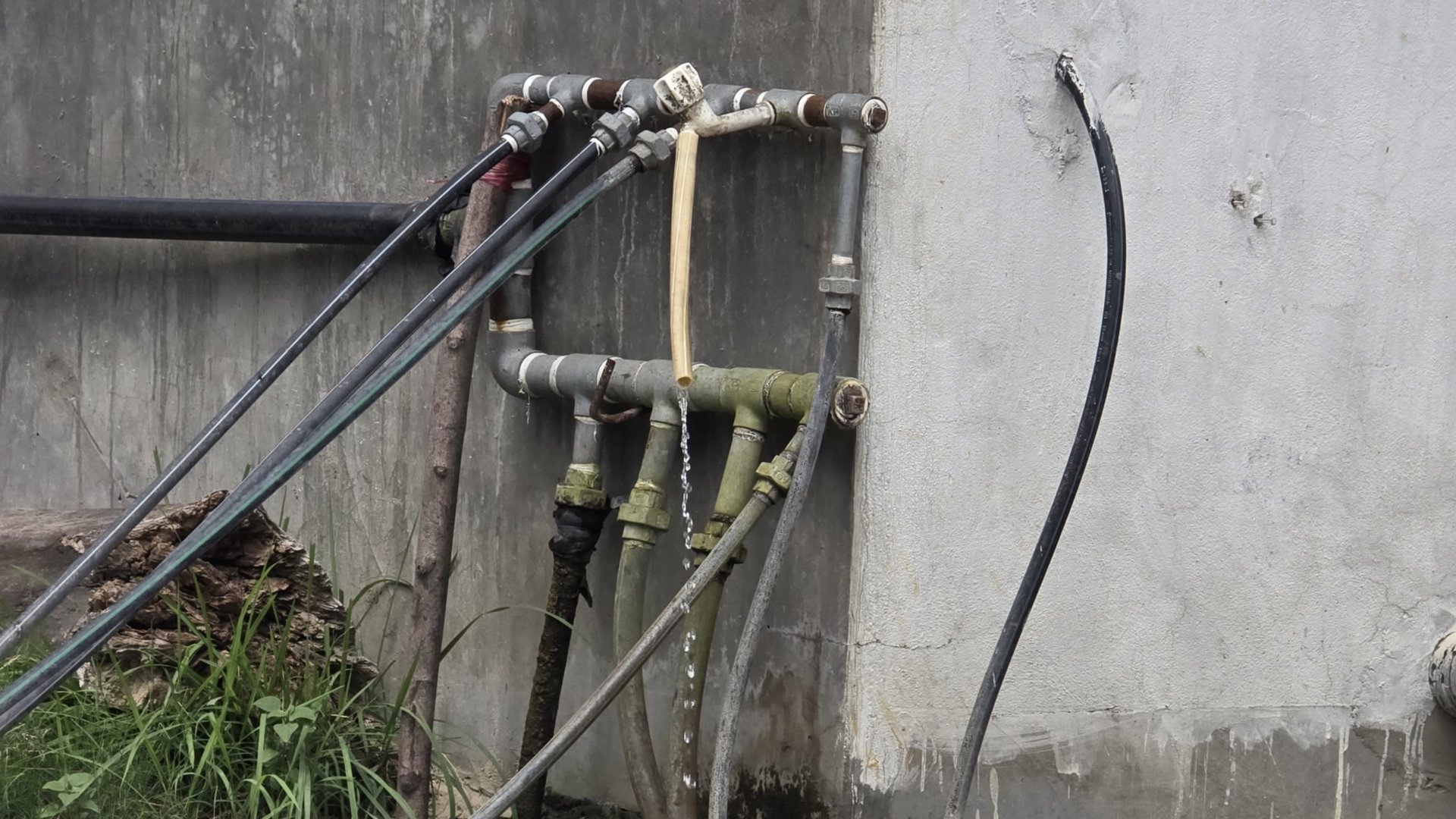 Leakage at connection drawn from deep boring in Nagwa, Birgunj Metropolitan City-16 | Photo Courtesy: Binay Patel